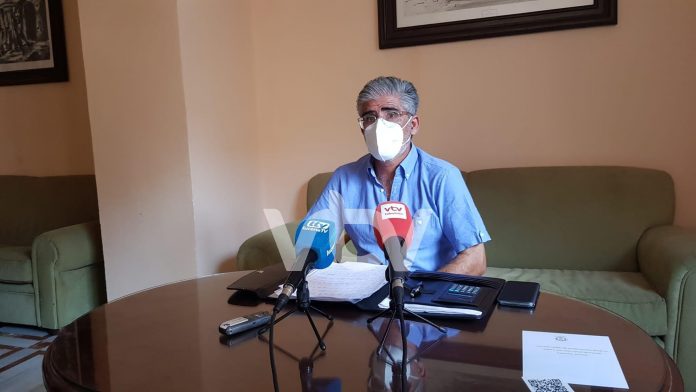 paño cabezas rueda de prensa