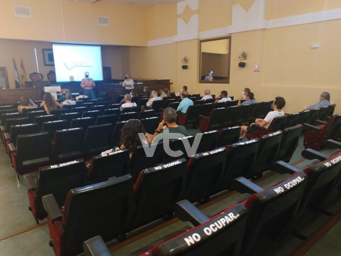 imagen-de-la-reunion-en-el-Salon-de-Plenos-del-Ayuntamiento-scaled