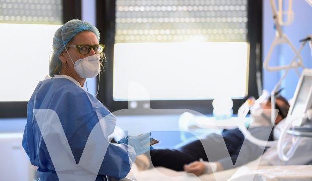 doctora-hospital-cremona-italia-junto-paciente-infectado-coronavirus-1897119