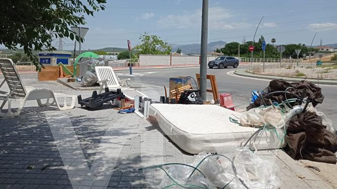 Enseres-objetos-mobiliario-contenedores-Lucena_1621348421_145735371_667x375