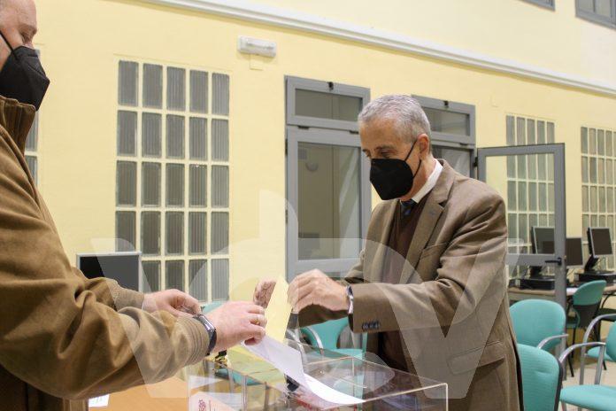 Juan Pérez votando (2)