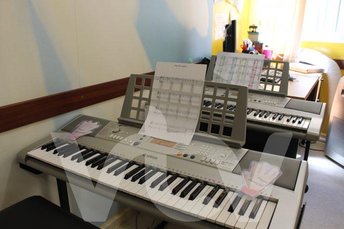 aula de piano en la escuela