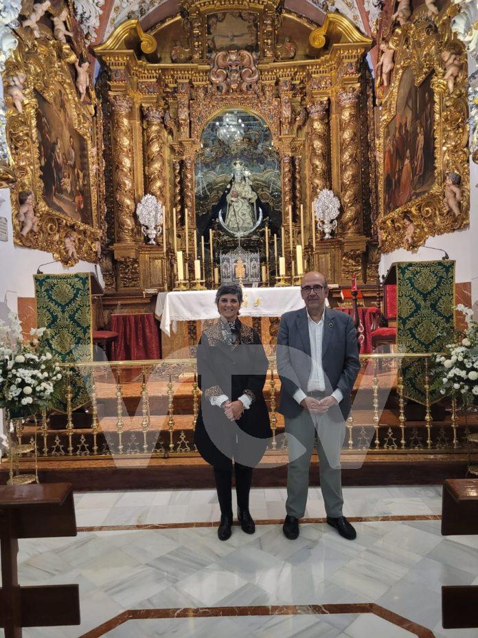 230117 José Pedro Moreno y Nuria Barrera, ante el altar de la Virgen de Araceli (1)
