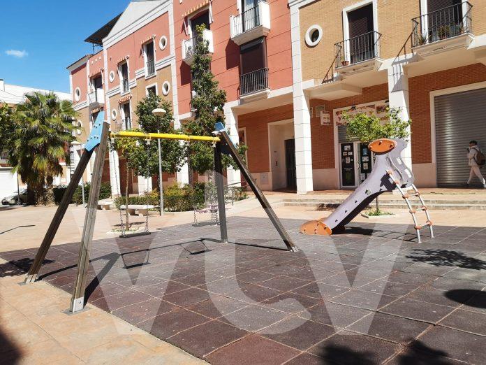 230327 columpios a cambiar en calle Los Robles (2)