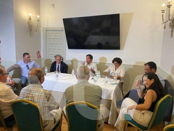 reunión empresarios mueble