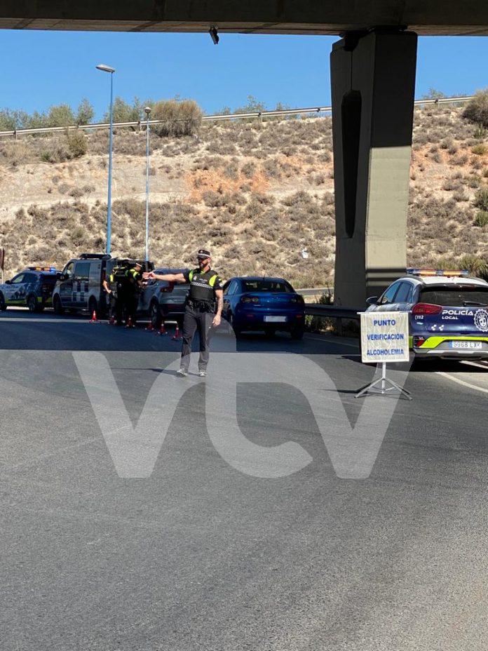 230814 Control alcoholemia acceso a Lucena (2) Policía Local, control alcohol y drogas