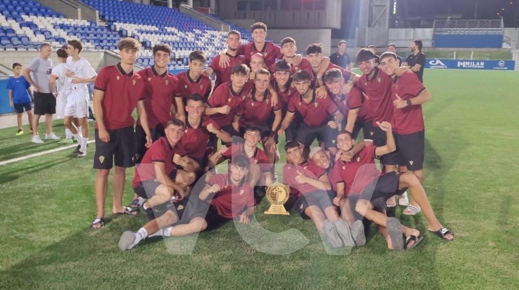 equipo ganador con el trofeo