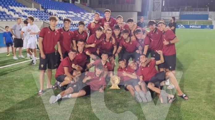 cadiz torneo lucecor equipo ganador con el trofeo