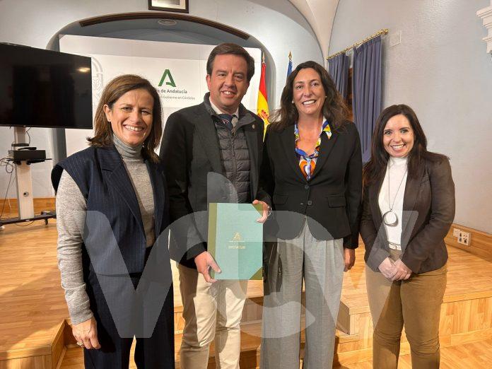 Imagen de Loles López junto a Aurelio Fernández, Miriam Ortiz e Irene Aguilera Corresponsables, ludotecas