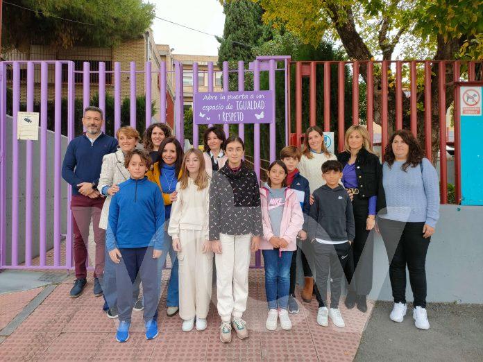 PUERTA VIOLETA COLEGIO CARMEN Puerta violeta, colegio Ntra. Sra. del Carmen