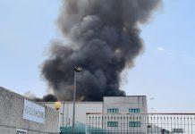 Arde una nave industrial en la antigua N-331 a la altura de los Balandranes