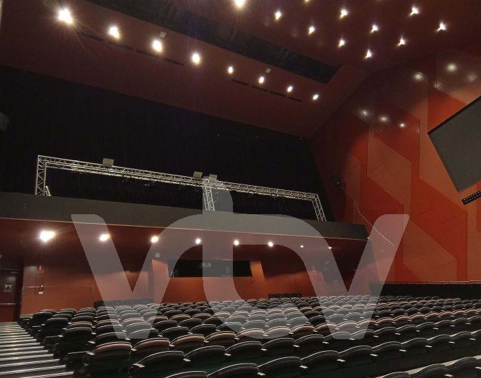 Auditorio, luminaria, patio butacas